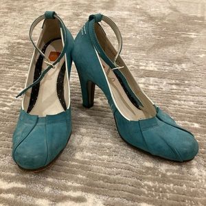 Hugo Boss Sz 36 heels